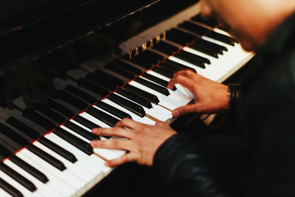 Quels sont les meilleurs sites en ligne pour apprendre le piano à distance?